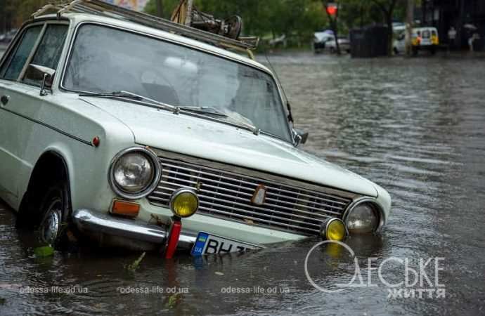 Лмвень на Балковской в Одессе, машина утонуда