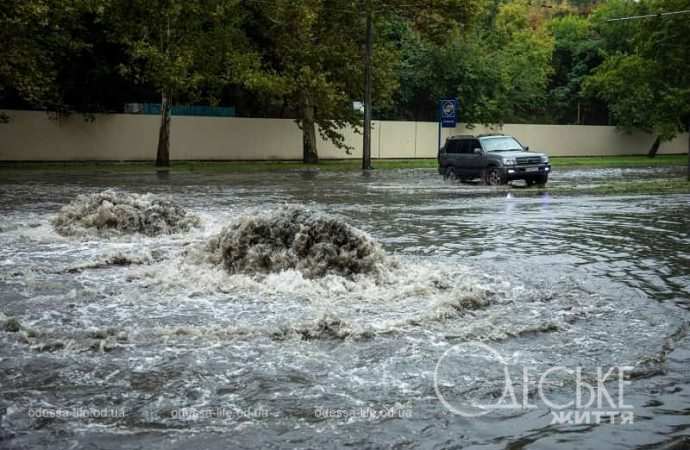 Потоп на Балковской в Одессе, проезжая часть