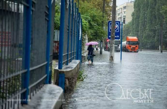 Потоп на Балковской в Одессе,тротуар