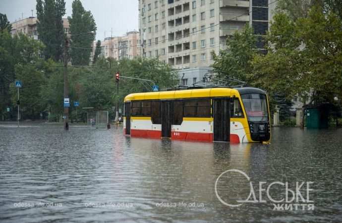 Потоп на Балковской в Одессе, трамвай