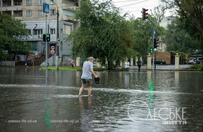 Потоп на Балковской в Одессе, пешеход