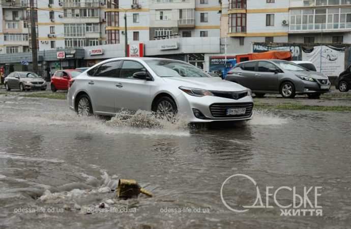 Балковская после ливня, едет авто