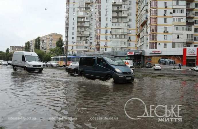 Балковская после ливня, улицу затопило
