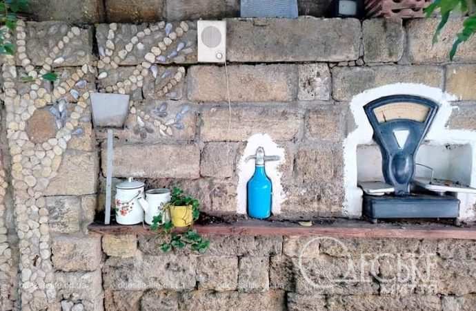 Одесский дворик на Софиевсклй, бидон и весы