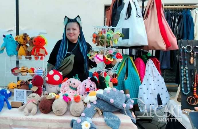 Фестиваль-ярмарка «Амальгама» в Одессе, продавец игрушек