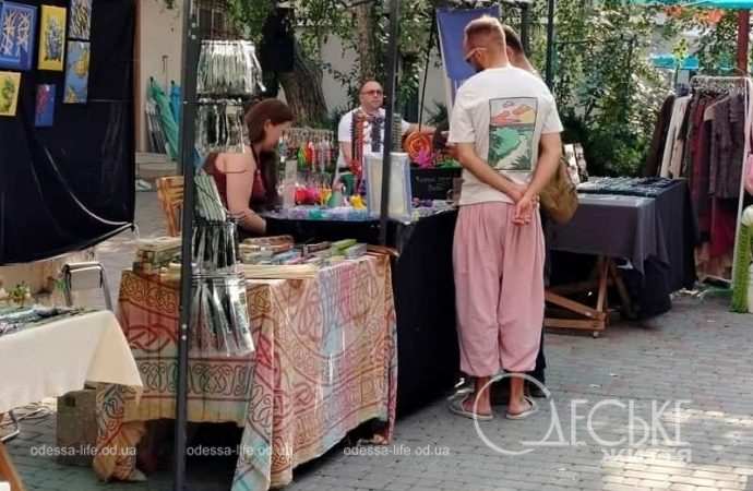 Фестиваль-ярмарка «Амальгама» в Одессе, посетители прицениваются