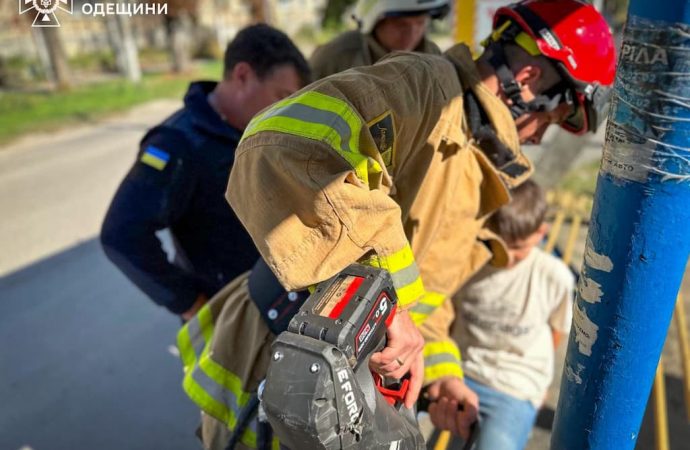 В Одеській області врятували дитину з металевої «пастки» (фото)