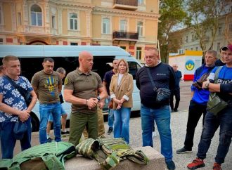 Одеських комунальників відправили до Донецької області будувати укріплення (відео)