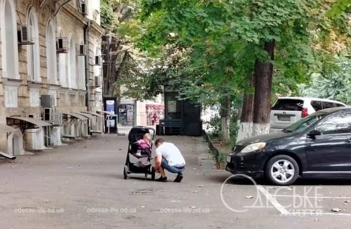 1 сентября в Одессе, детская коляска на улице