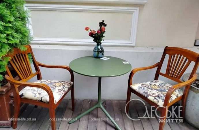 1 сентября в Одессе, столик у кафешки