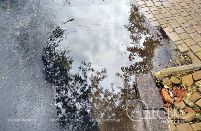 Одесса после осеннего ливня, отражение