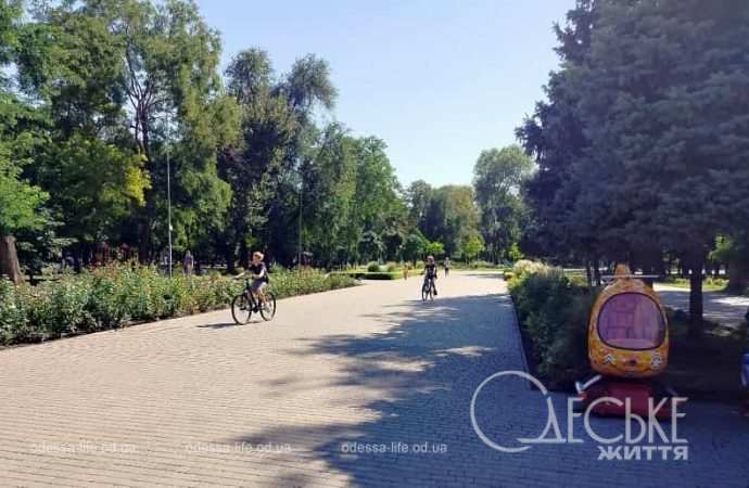 Осень в одесском Преображенском парке, детские аттракционы