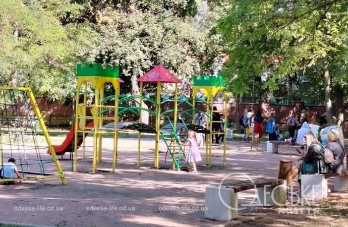 Осень в одесском Преображенском парке, детская площадка