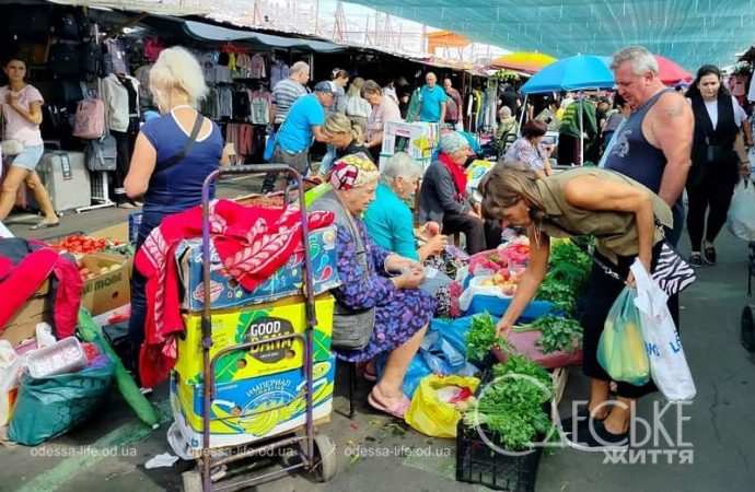 Одесский Привоз: торговля зеленью