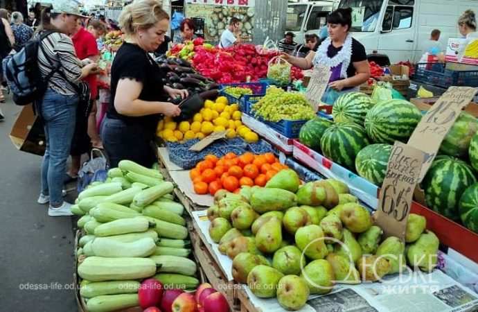 На Привозе: овощи и фрукты