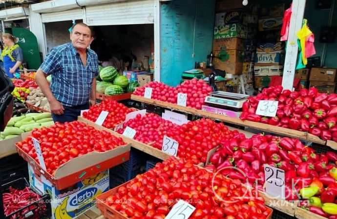 Продавец помидоров на одесском Привозе, 2024 г.