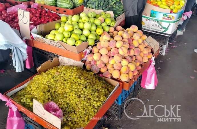 Виноград и яблоки на Привозе а Одессе