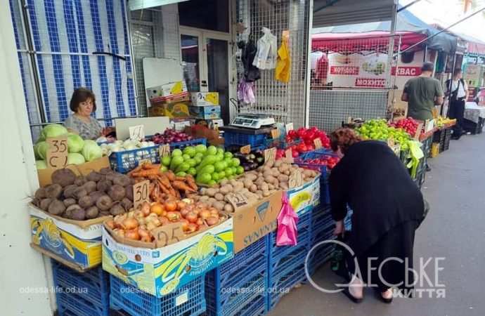 Покупательницы выбирает овощи на Привозе