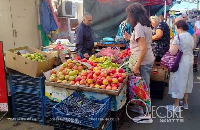 Одесский Привоз: торговля фруктами