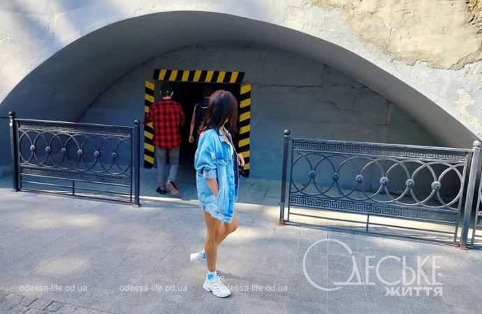 Убежище с фортепиано под Потемкинской лестницей, посетители