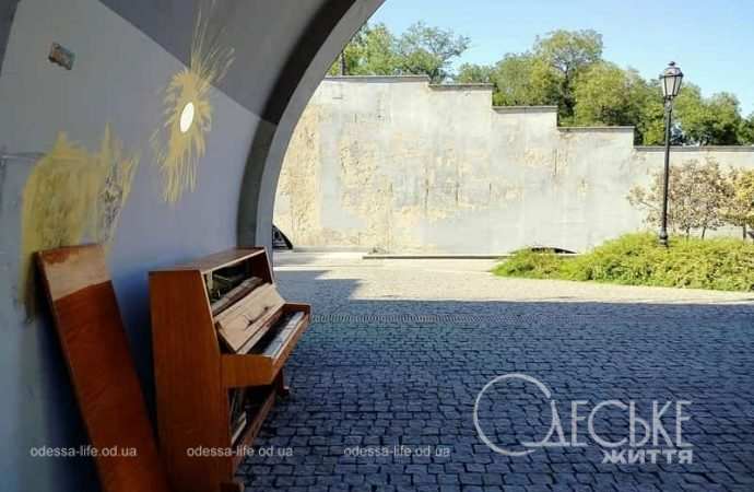 Убежище под Потемкинской лестницей, пианино