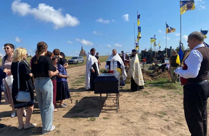 У передмісті Одеси з почестями провели в останню путь загиблого на війні земляка (фото)