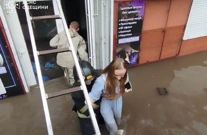 В Одесі врятували 6 людей із водного полону (відео)