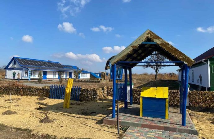 Відремонтоване подвір'я в селі СемисоткаСемисотка