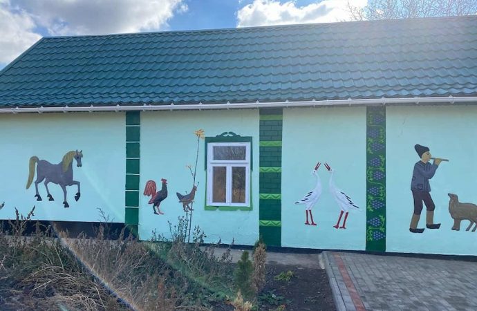 Відремонтоване подвір'я в селі СемисоткаСемисотка