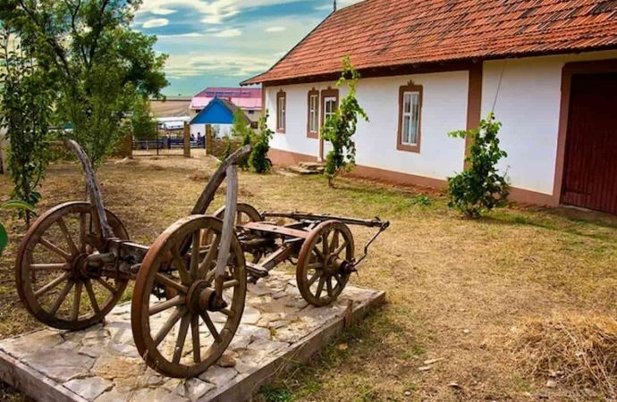 Відремонтоване подвір'я в селі СемисоткаСемисотка