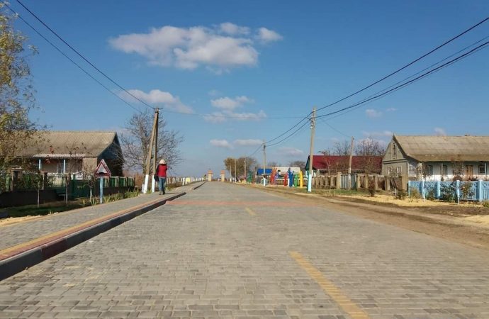 асфальтована дорога в селі Семисотка