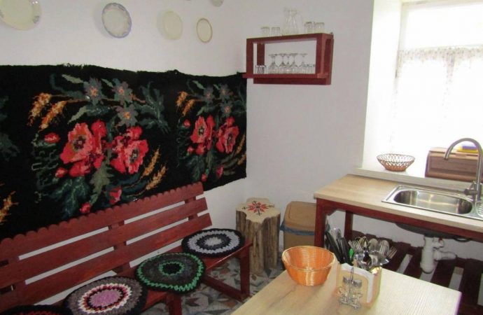 інтер'єр хати в селі Семисотка