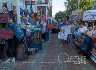 В Одесі рідні полонених протестували біля офісу Червоного Хреста (фоторепортаж)