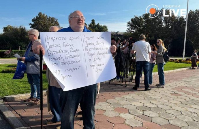 В Одесі протестують проти знесення пам’ятника Пушкіну