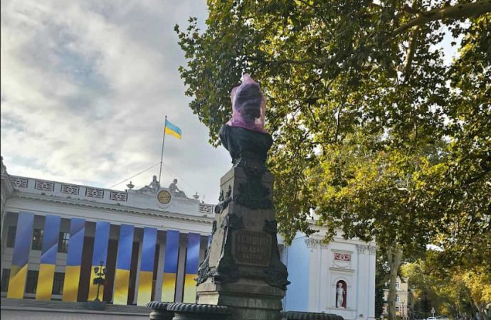 В Одесі голову Пушкіна накрили символічним пакетом