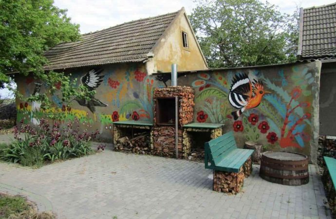 Відремонтоване подвір'я в селі СемисоткаСемисотка