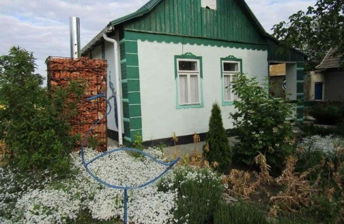 Відремонтоване подвір'я в селі СемисоткаСемисотка