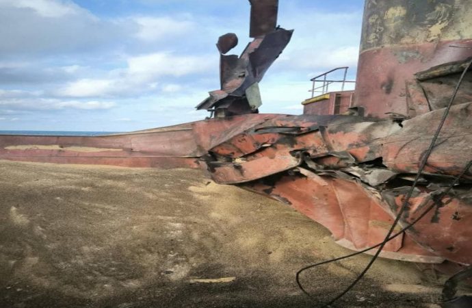 зерновоз поврежден российской ракетой