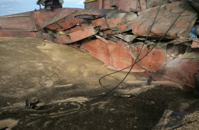 зерновоз поврежден российской ракетой