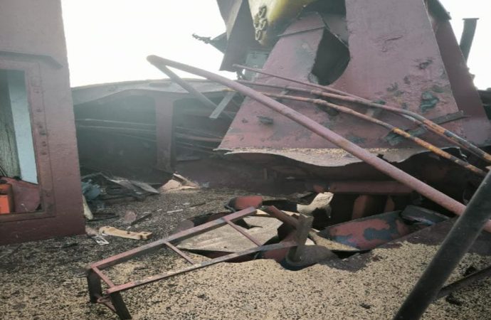 зерновоз поврежден российской ракетой