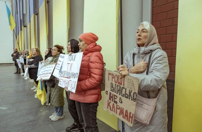 «Деньги на войско, а не в карман»: в центре Одессы прошел пикет неравнодушных (фоторепортаж)