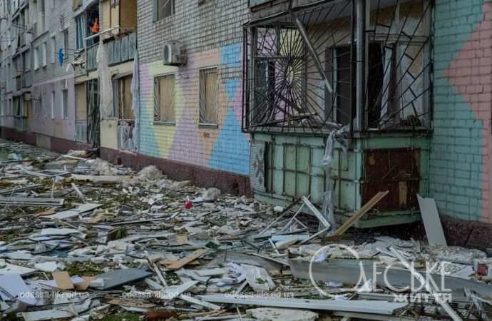 Атака Черноморска 9 октября 2024, разрушенный балкон