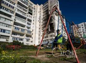 Разбитые окна и смертоносные обломки: последствия ночной атаки на Черноморск (фото)