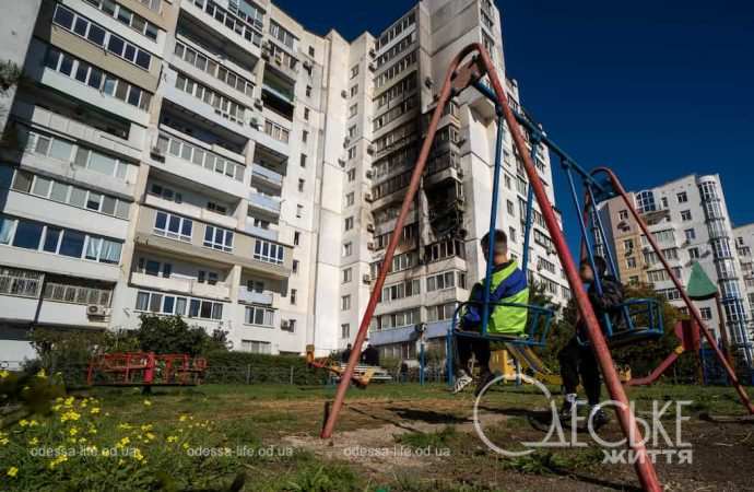 Разбитые окна и смертоносные обломки: последствия ночной атаки на Черноморск (фото)