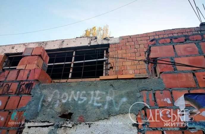 Дом с одной стеной в Одессе, стройка