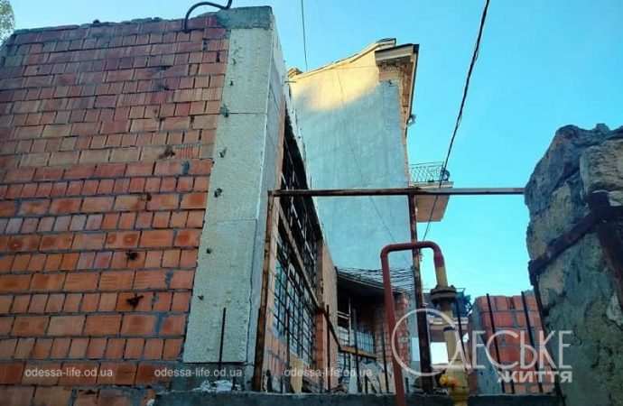 Дом с одной стеной в Одессе, стена