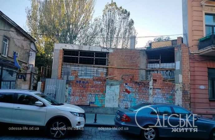 Авто у дома с одной стеной в Одессе