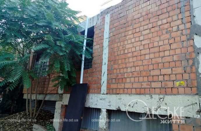 Дом с одной стеной в Одессе, остановленная стройка