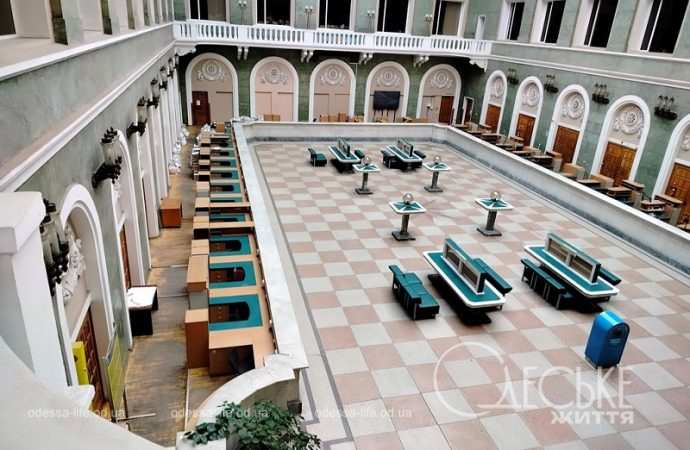 Главпочтамт: вид с балкона