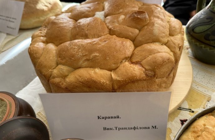 Форум в Криничном, еще один каравай